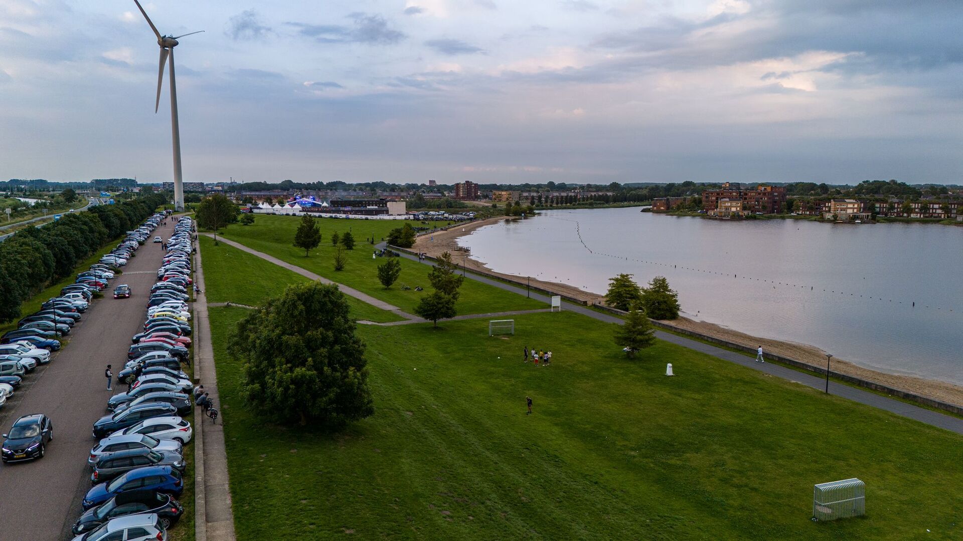 Foto: strand van luna dijk en waard geparkeerde auto.jpeg